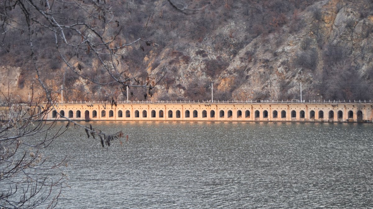 Die Strecke von Bukarest nach Timisoara wendet gleich nach der Ausfahrt des Bahnhofs Orsova nach Norden in das Cerna-Tal. Das Bild zeigt (leider ohne Zug) den Streckenunterbau im Bereich der Mündung der Cerna in die Donau. Als erstes Bild des neuen Jahres 2019 wurde es am 01.01.2019 aufgenommen.