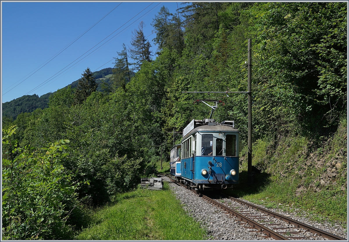Die Strecke von Chaulin nach Chamby ist nicht nur kurz, sondern es gibt auch relativ wenige Bilder, doch nun habe ich eine Fotostelle entdeckt, die auch einen Eindruck dieses Streckenabschnittes vermittelt: der 16:10 Zug ab Blonay mit dem Lausanner Tram treibwagen Ce 2/3 N° 28 und dem LCD (Lugano Cadro Dino) C 21 Aussichtswagen aus dem Tessin erreichen in Kürze Chamby; im Hintergrund, links im Bild ist der Les Pléiades zu erkennen.

21. Juni 2020