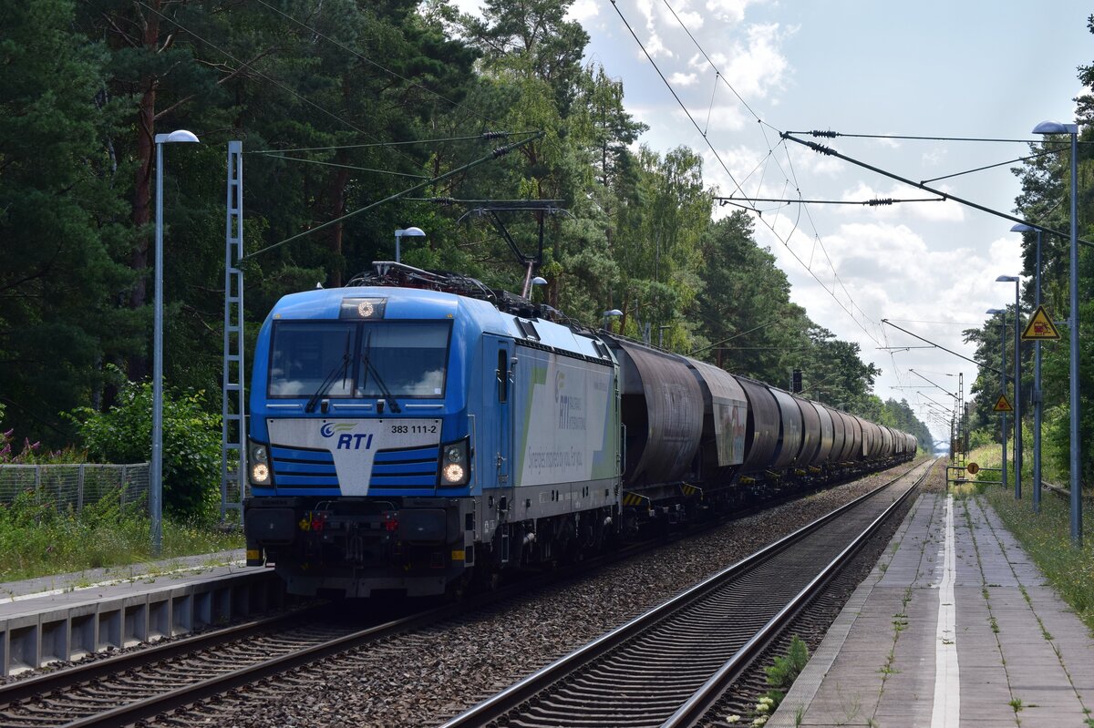 Die Strecke Magdeburg - Dessau bietet immer eine große Palette an Fahrzeugvielfalt im Güterverkehr an. Hier rauscht 383 111-2 von Railtransport International mit einem Getreidezug durch Wahlitz gen Magdeburg.

Wahlitz 21.07.2020