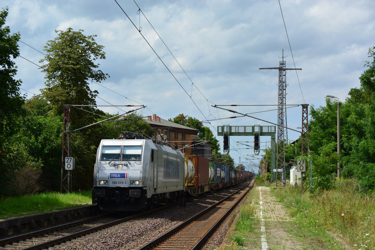 Die Strecke Magdeburg Dessau ist ein wichtiger Korridor für den Tschchischen Verkehr und für Metrans. Hier durchfährt 386 029-3 mit einem tschechischen Containerzug Güterglück gen Dessau. Güterglück 04.08.2017