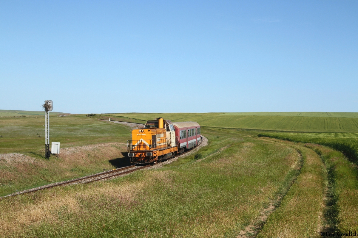 Die Strecke Medgidia-Tulcea bot im Fahrplanjahr nur zwei Zugpaare im Personenverkehr an, welcher in der Regel von Malaxa-78ern bewältigt wird. Einer der Triebwagen war wohl nicht Einsatzbereit und so übernahm 82 0374 mit einem Personenwagen die Aufgabe des nachmittaglichen Nahverkehrszug. Für die 130 Kilometer benötigt der Zug gut drei Stunden. Am Einfahrvorsignal von Targusour rollte uns die Fuhre nach Tulcea vor die Linse am 04.06.17.