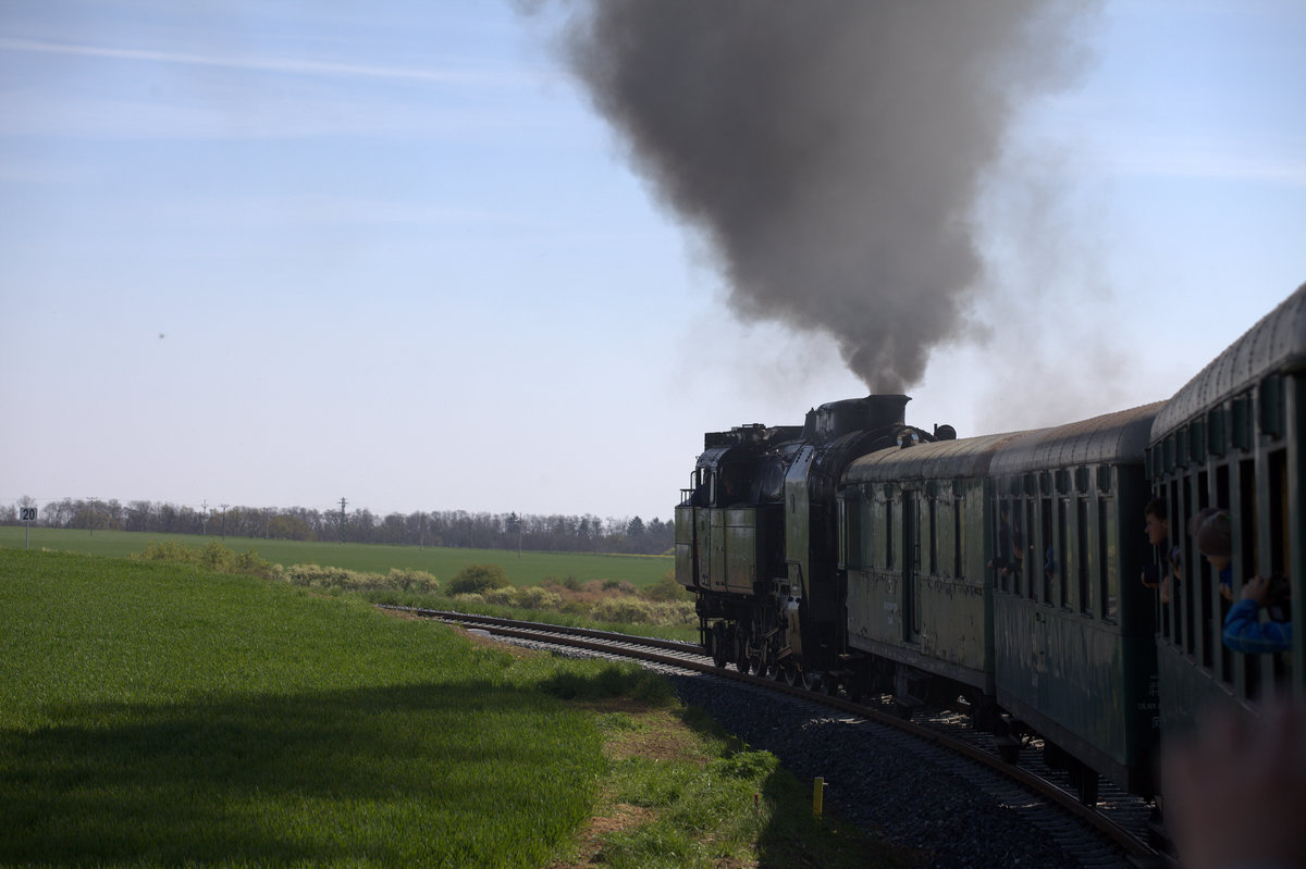 Die Strecke von Melnik nach Mseno  wurde gerade eben est saniert, es geht fast ständig bergauf, allerdings nicht in solchen Steigungen, dass die Lok mit Kessel voraus fahren muss. 30.04.2016  11:21 Uhr