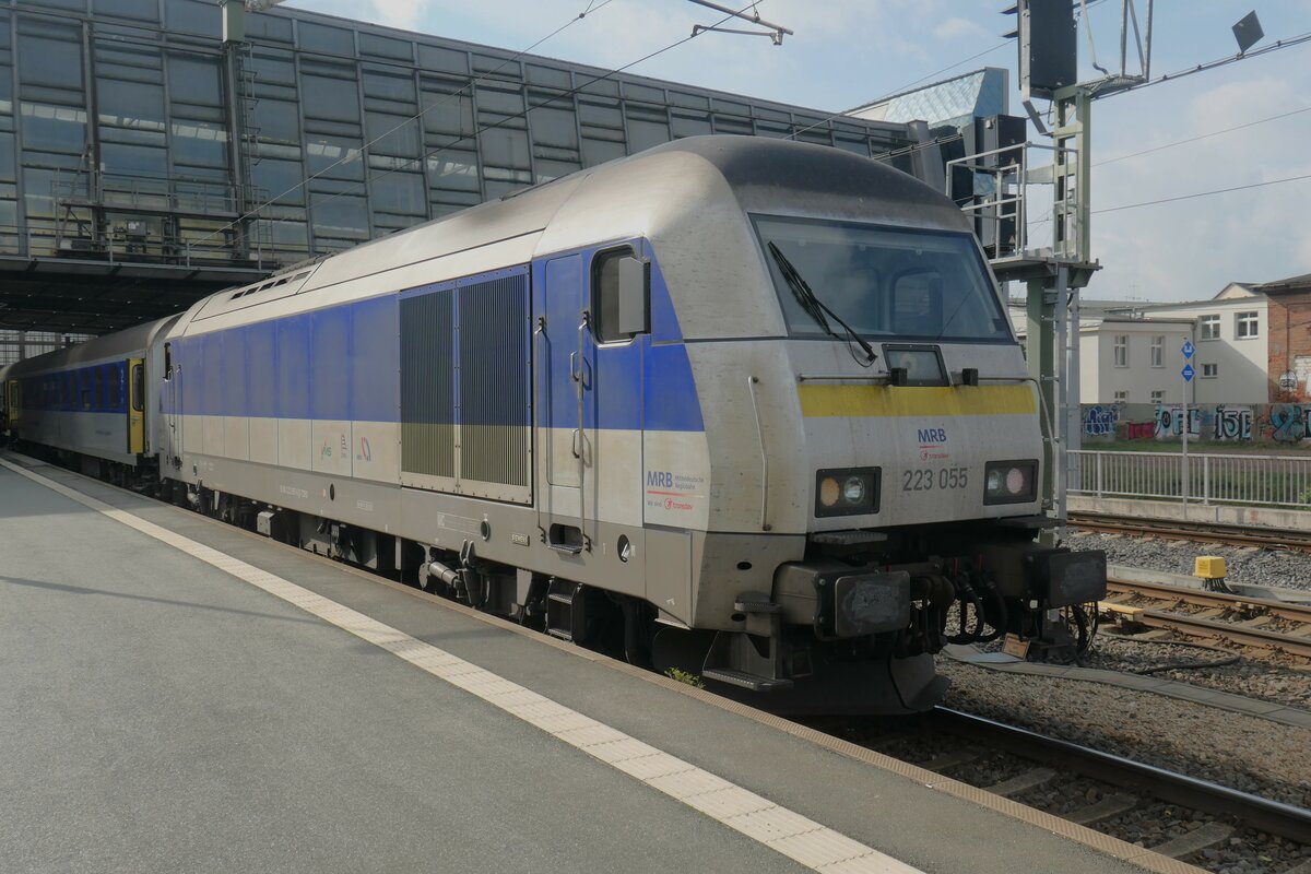 Die Strecke der RE6 von Leipzig nach Chemnitz über Bad Lausick, Geithain, Burgstädt ist sehr abwechslungsreich, auch wenn zum Aufnahmezeitpunkt Oktober 2023 mich keine batterieelektrischen Alstom-Züge, sondern die 223 055 zog.