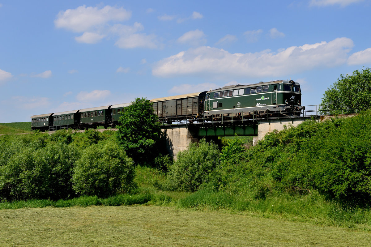 Die Strecke von Retz nach Drosendorf ist recht einfach trassiert, Kunstbauten gibt es nur wenige. Eines ist die Brücke über den Thumeritzbach, den hier die 2043.53 mit dem 16973 auf der Fahrt nach Retz überquert (04. Juni 2015).