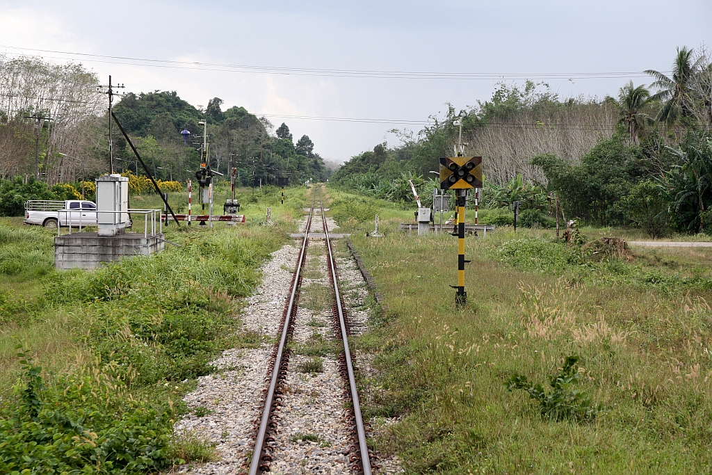 Die im Strecken-Km. 780,97 gelegene Khuan Mao Station ist nur mehr an der Bahnsteigkante (rechts des Gleises) erkennbar. Züge halten hier nicht mehr, allerdings wird diese Station von den SRT noch als Betriebsstelle mit Durchfahrtszeiten (z.Bsp. RAP 168 um 14:07) geführt. Bild vom 10.Jänner 2023.