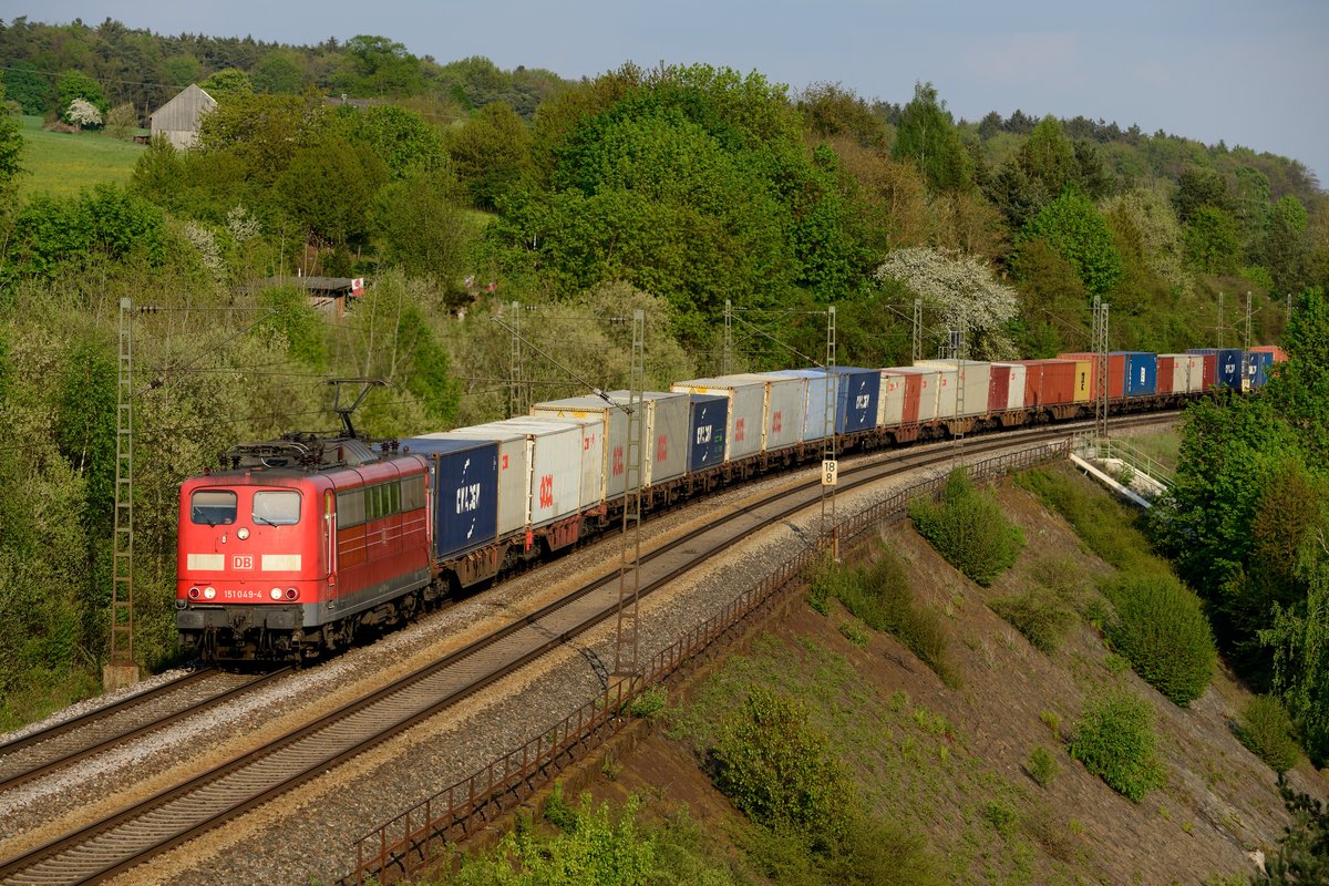 Die Stützmauer bei Laaber ist ein dankbares Fotomotiv, welches viele Variationsmöglichkeiten bietet. So sind schöne Weitwinkelaufnahmen möglich, am Abend empfiehlt sich aufgrund des Sonnenstandes der Einsatz eines Teleobjektives - hier zeige ich die Variante mit 135mm Brennweite. Die ehedem als Museumslok in chromdioxidgrüner Lackierung vorgesehene 151 049 beförderte am 25 .April 2014 den KT 50536 vom Wackerwerk Burghausen nach Maschen Rbf und wollte zum Tagesabschluss auch noch auf die Speicherkarte...