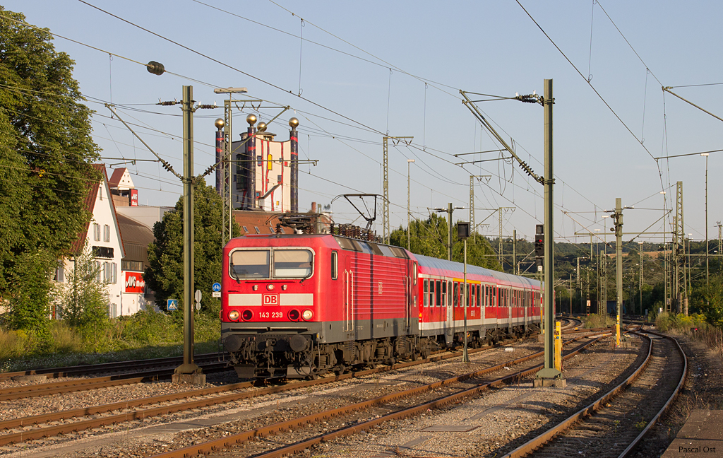 Die Stuttgarter 143 239 erreicht am Abend des 15. August 2013 mit ihrem Regionalzug nach Stuttgart Hbf den Bahnhof Plochingen.