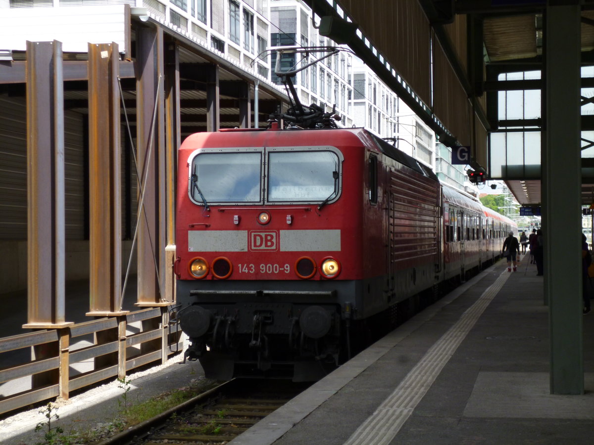 Die Stuttgarter 143 900 am RE nach Würzburg Hbf am Freitag, ‎20. ‎Mai ‎2016 in Stuttgart Hbf an Gleis 1