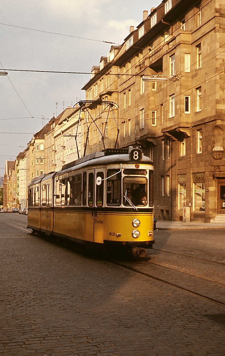Die Stuttgarter DoT4 entstanden aus zwei Zweiachsern, die durch ein schwebendes Mittelteil verbunden waren. Hier ist der DoT4 912 im Mai 1978 auf der wenige Monate später durch eine Buslinie ersetzten Linie 8 auf der Bebelstraße in Richtung Vogelsang unterwegs.