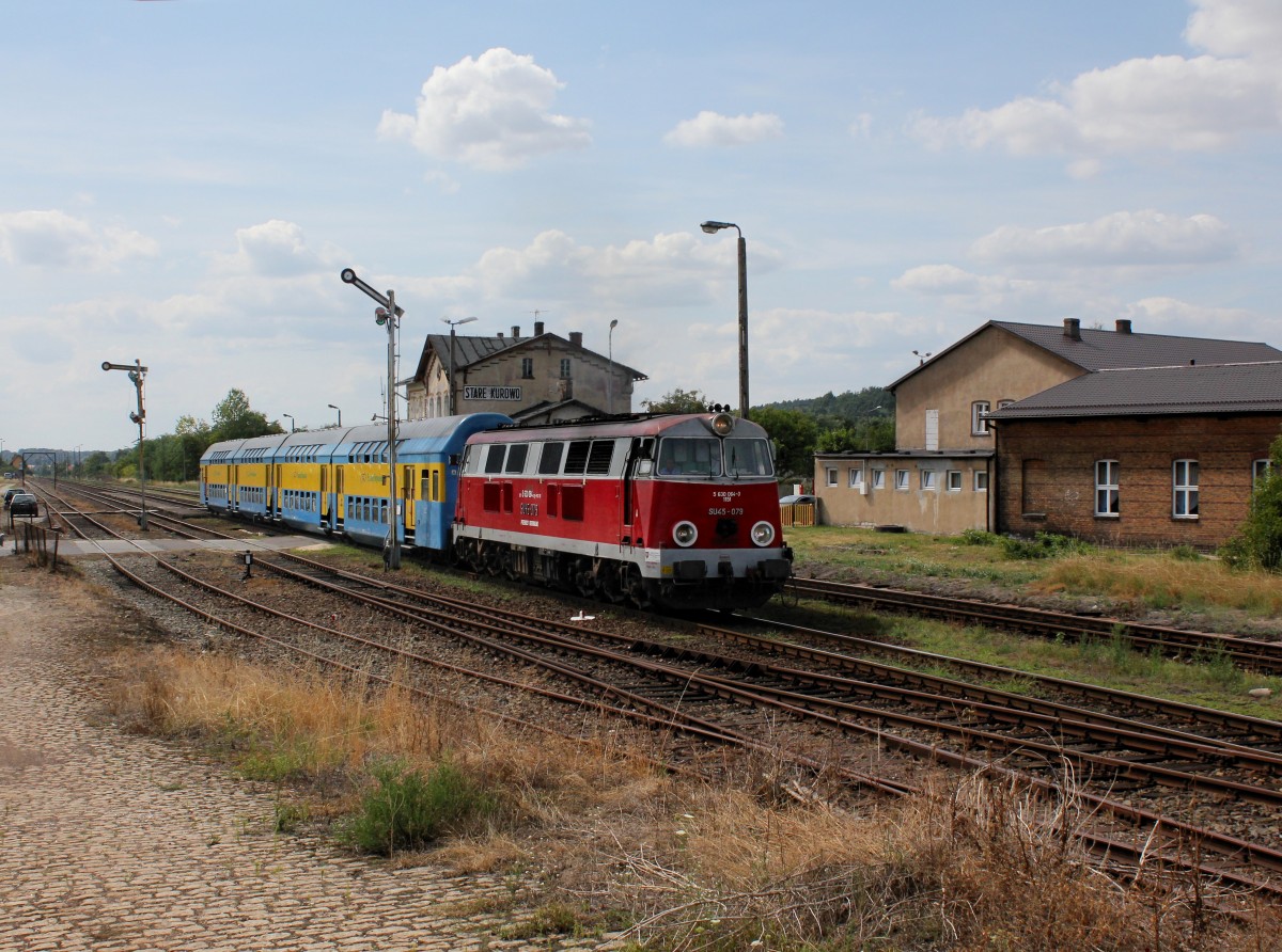 Die SU 45-079 mit einem R nach Krzyż am 01.08.2014 bei der Ausfahrt aus  Stare Kurowo.