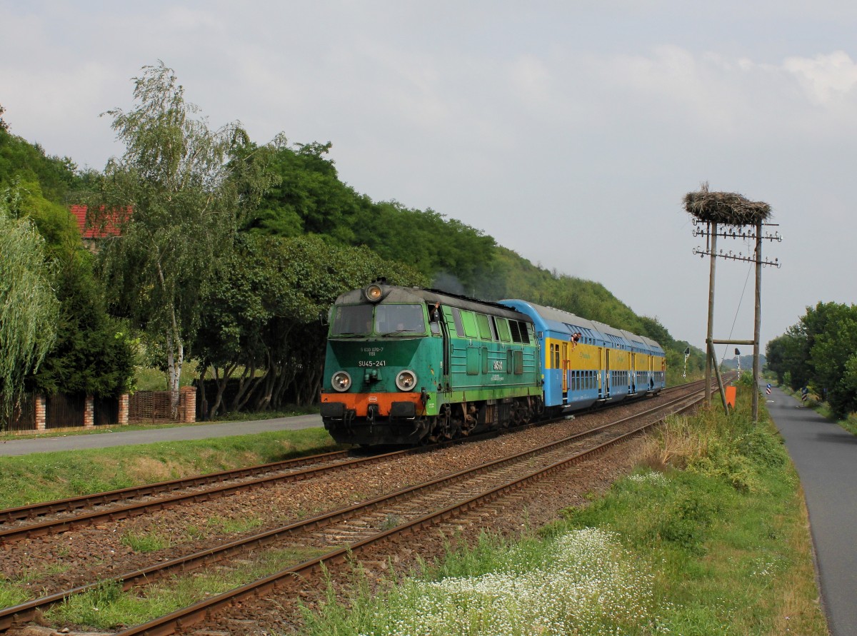 Die SU 45-241 mit einem R nach Kostrzyn am 02.08.2014 unterwegs bei Santok.