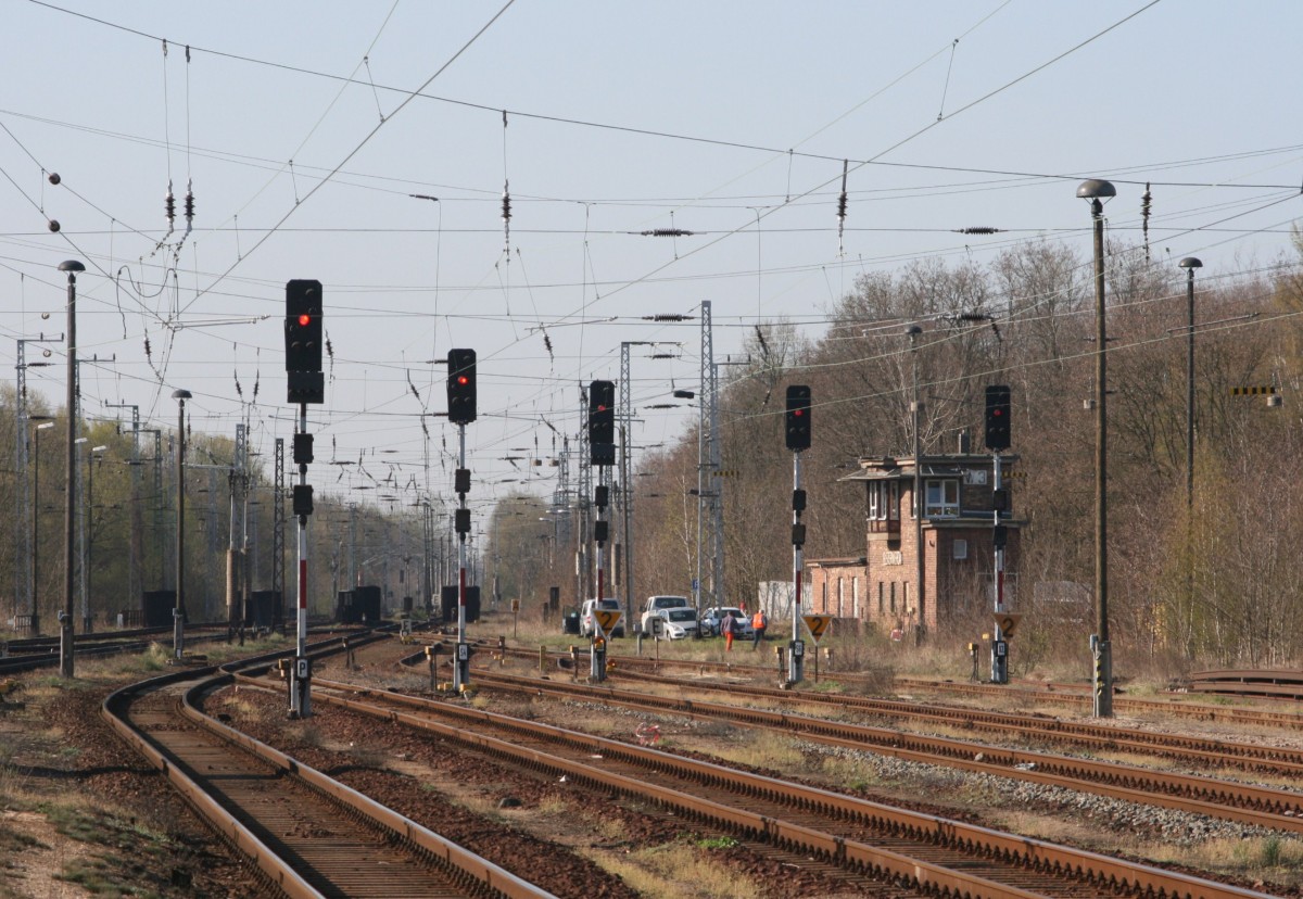 Die Sdausfahrt des Bahnhofs Elsterwerda (Richtung Dresden und Riesa) am 17.04.2012, aufgenommen vom Mittelbahnsteig