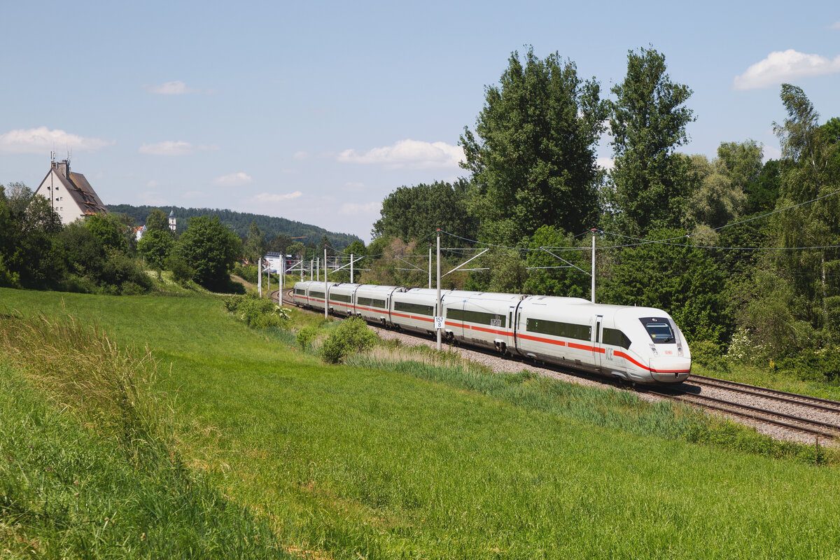 Die Südbahn wird modern ! Der Fernverkehr mit dem Zugpaar 118/119 nun als ICE4. Hier der erste ICE119, welcher den Bahnhof Aulendorf nun aufgrund zu niedriger Bahnsteige durchfahren muss, nächster Halt: Ravensburg. 11.06.2023