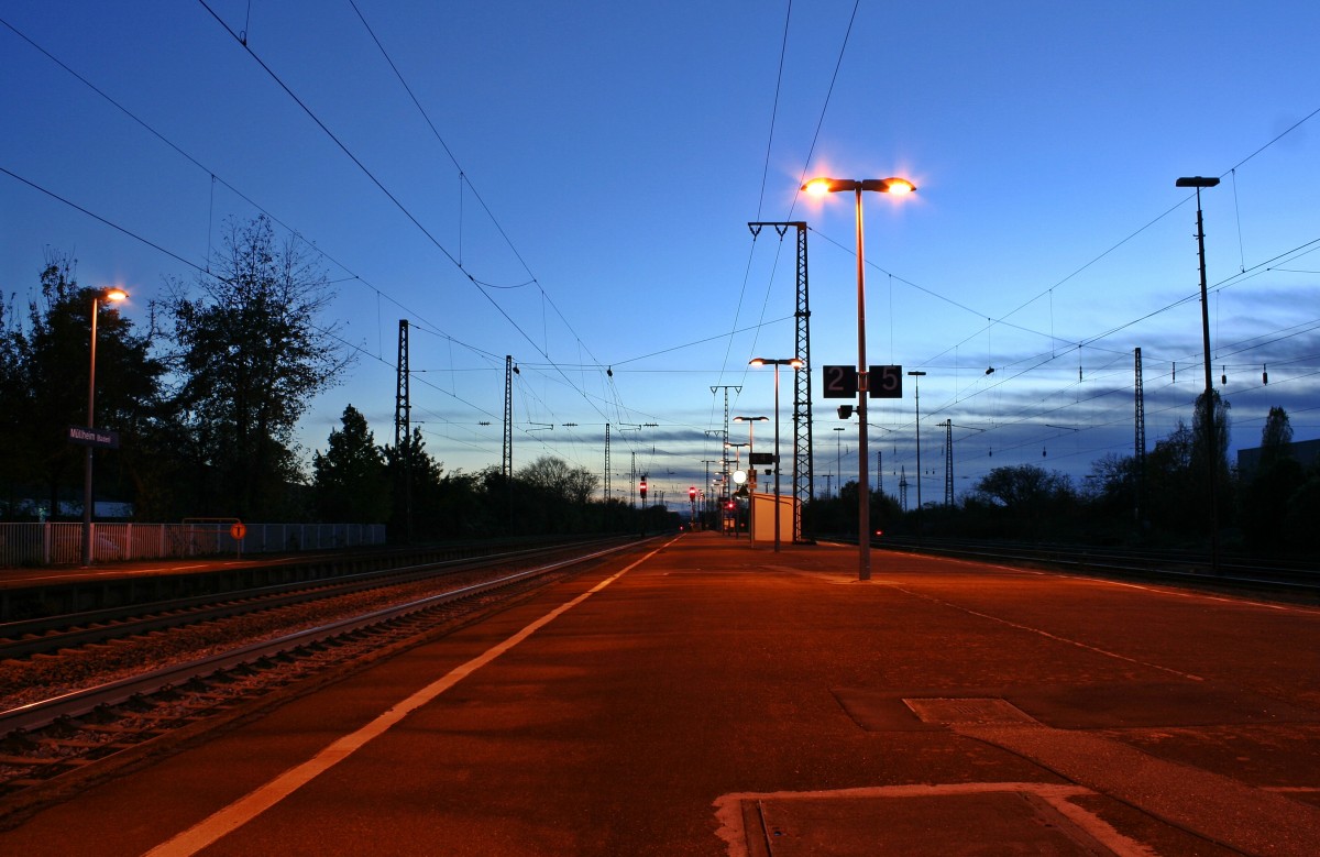 Die S�dseite des Bahnhofs M�llheim (Baden) am Abend des 09.11.13.