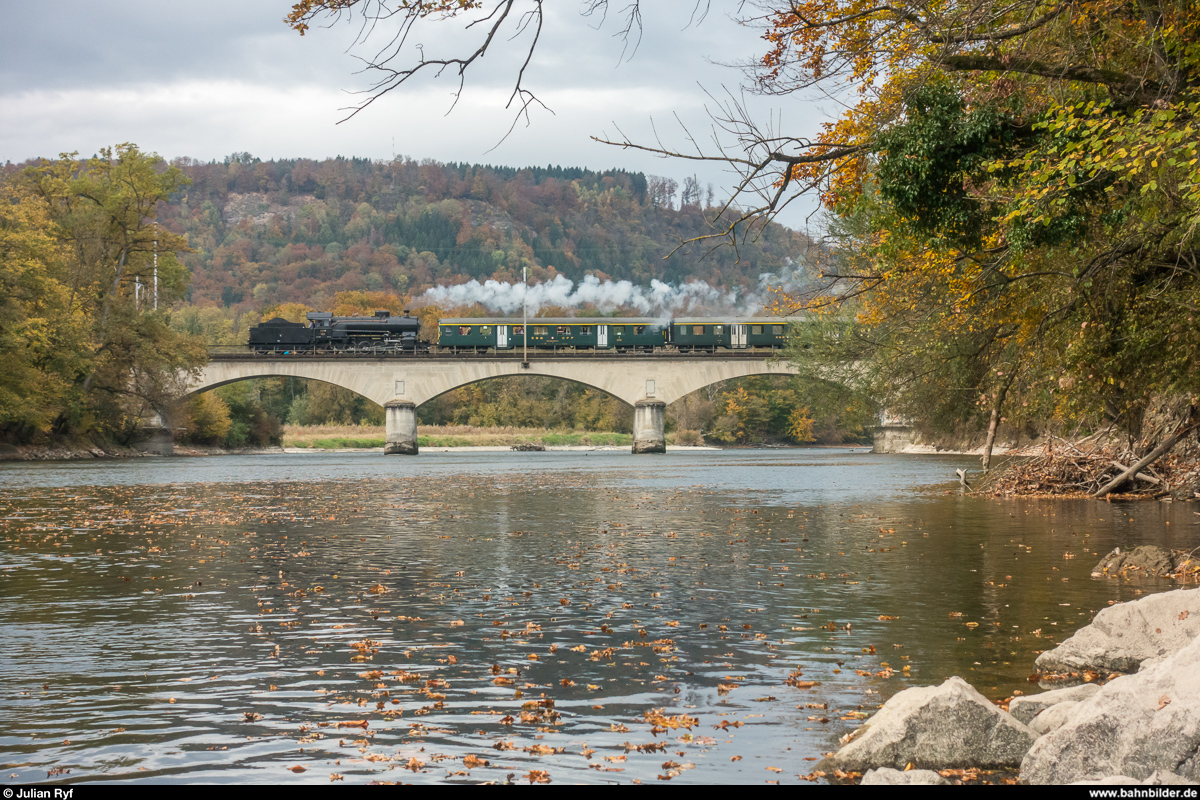 Die Sulgener C 5/6 2969 am 20. Oktober 2017 auf dem Weg nach Erstfeld zu ihrer ersten grossen Fahrt nach der Wiederinbetriebnahme. Aufgenommen auf der Reussbrücke bei Gebenstorf. Dank an Olli, der mir dieses Bild ermöglicht hat.