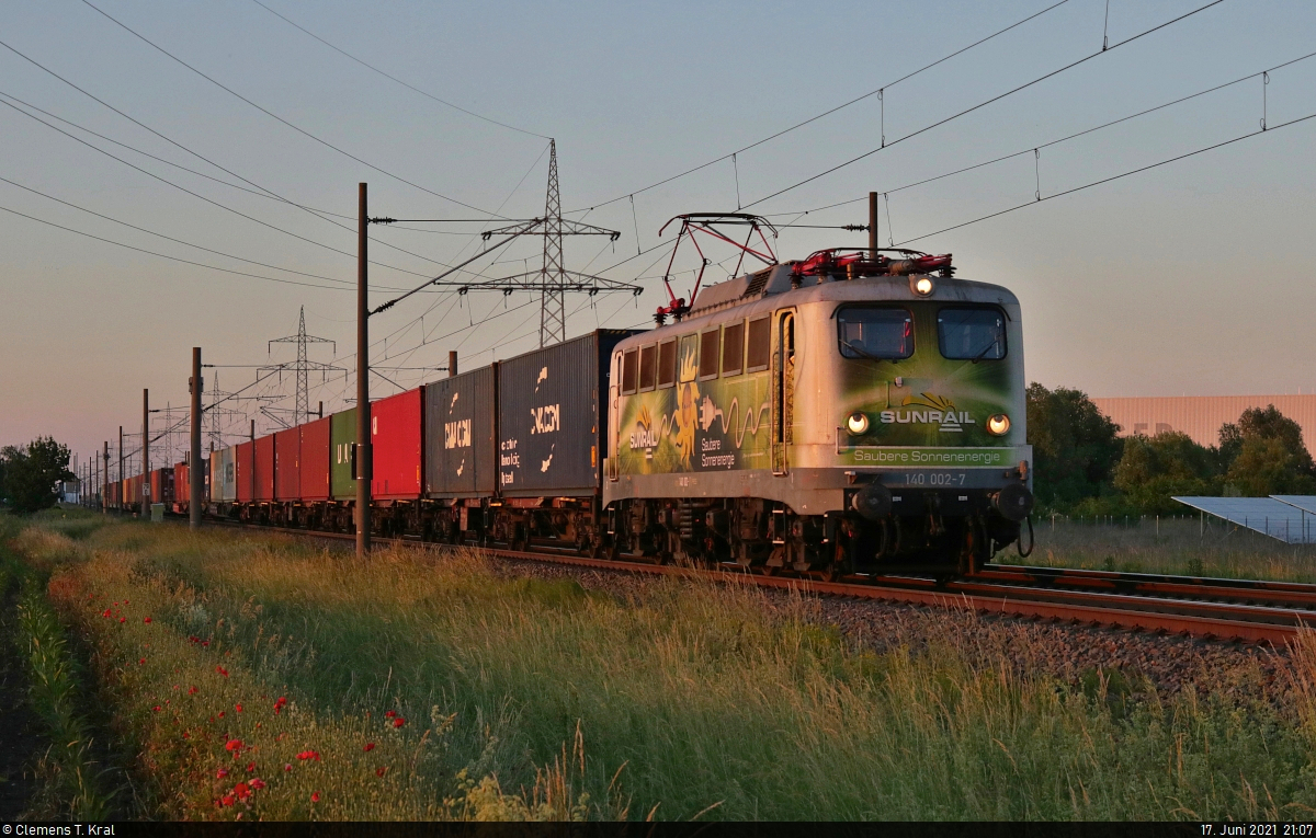 Die Sunrail 140 002-7 kommt in den letzten Sonnenstrahlen des Tages und neben einer Solaranlage dem Fotografen entgegen. Mit Containern im Schlepp reist sie in Braschwitz Richtung Halle (Saale).

🧰 Eisenbahn-Bau- und Betriebsgesellschaft Pressnitztalbahn mbH (PRESS)
🚩 Bahnstrecke Magdeburg–Leipzig (KBS 340)
🕓 17.6.2021 | 21:07 Uhr