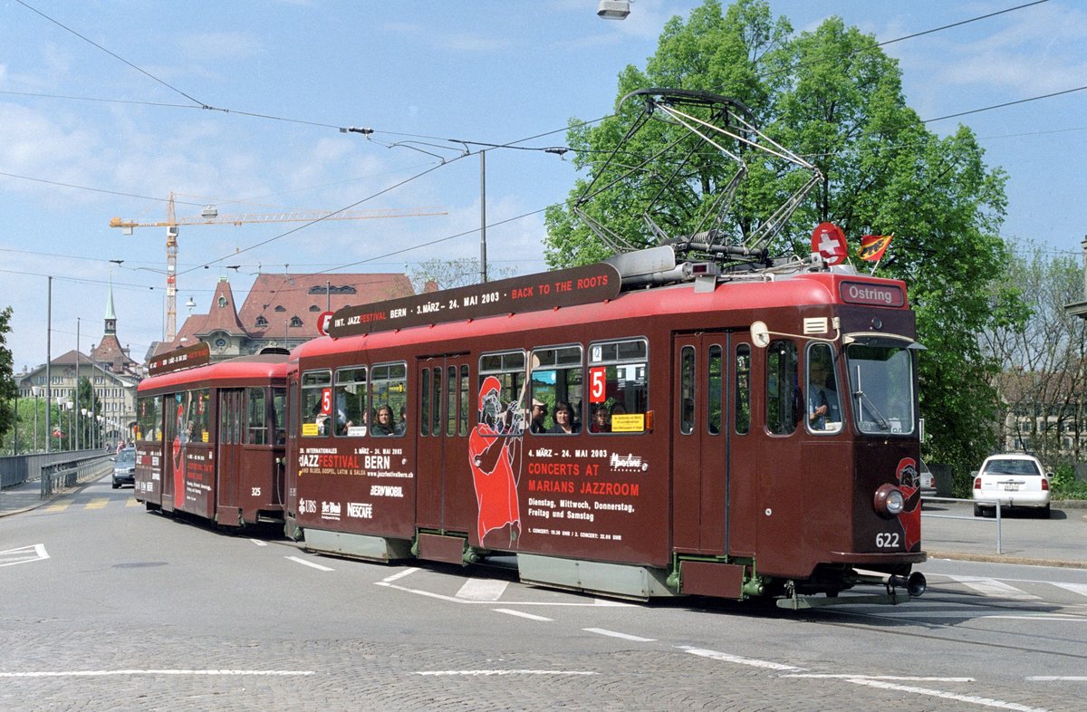 Die SVB-Be 4/4 622 und B 325 mit Werbung für das Jazz-Festival Bern am 2. Mai 2003 im Einsatz auf der Linie 5 Richtung Ostring beim Helvetiaplatz.