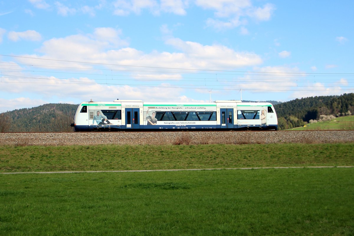 Die SWEG (OSB) hat im Moment zwei Werbetriebwagen, VT 515  Stadt Haslach  mit E-Werk-Mittelbaden-Werbung und VT 528  Stadt Schiltach  mit Hansgrohe-Werbung.

Hier fährt der VT 528 nach  Nicht Einsteigen . Zur erläuterung: Es ist eine Leerfahrt von Hausach nach Offenburg. 