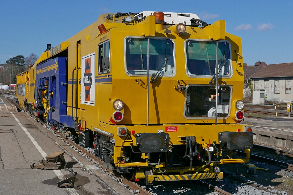 Die von SWIETELSKY eingesetzte Stopfmaschine Unimat 09-32/4S Dynamic von Plasser & Theurer (A-RTS 99 81 9123 002-3) auf dem erneuerten Gleis 1 des Friedrichshafener Stadtbahnhofes (10.03.2017).