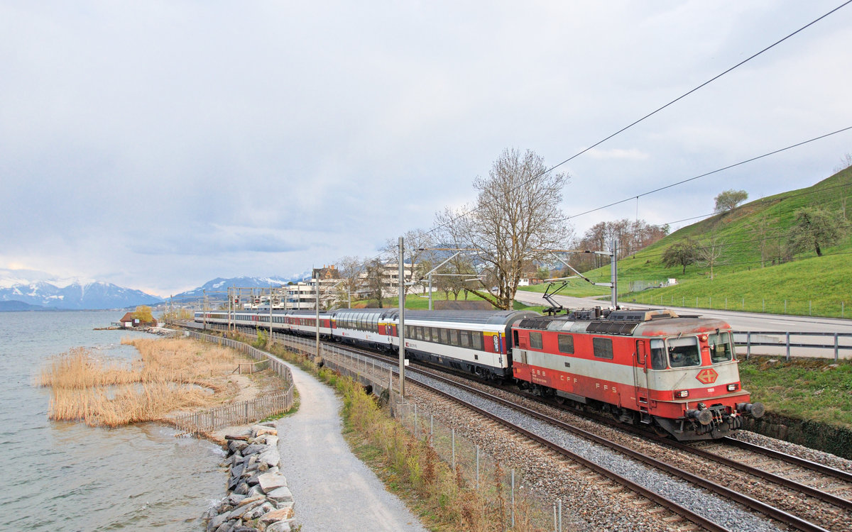 Die Swiss-Express Re 420 109 fährt am 15. April 2021 mit dem IC3 934 von Chur nach Zürich. Aufgenommen zwischen Richterswil und Wädenswil.