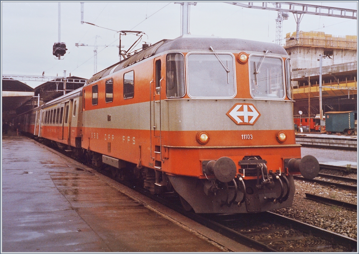 Die Swiss Express Re 4/4 II 11103 (Prototyp) wartet in Luzern mit einem EW III Pendelzug auf die Abfahrt nach Zürich. 

Analogbild vom Sommer 1987