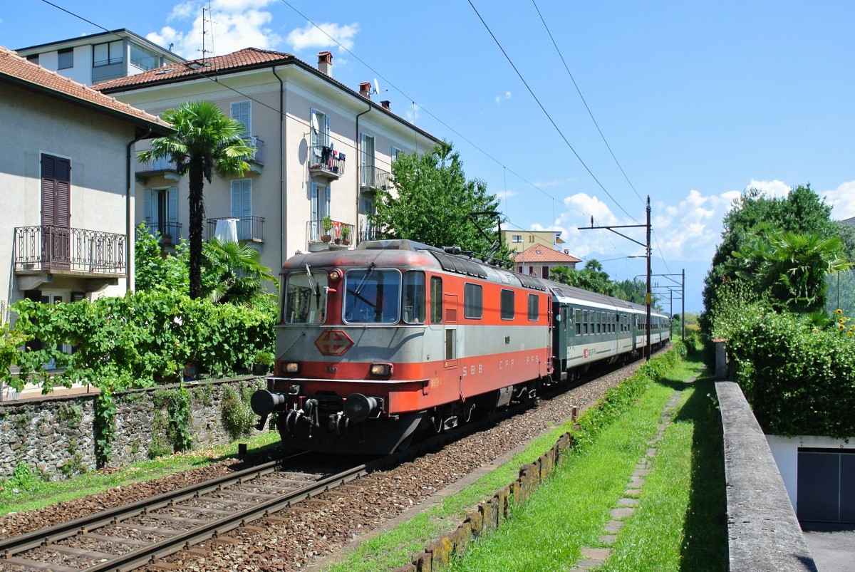 Die Swiss Express Re 4/4 II 11109 mit dem IR 2267 bei Einfahrt in Locarno. Normalerweise verkehrt dieser Zug mit einer Re 460, 17.07.2014.