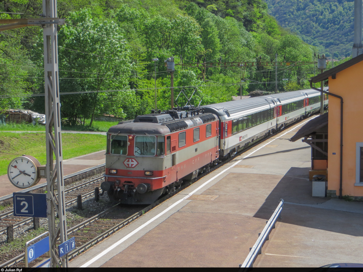 Die Swiss Express Re 4/4 II 11108 hat am 11. Mai 2013 die Ehre den Eurocity Milano-Luzern ab Chiasso über den Gotthard zu ziehen. Aufgenommen bei der Durchfahrt in Mezzovico.