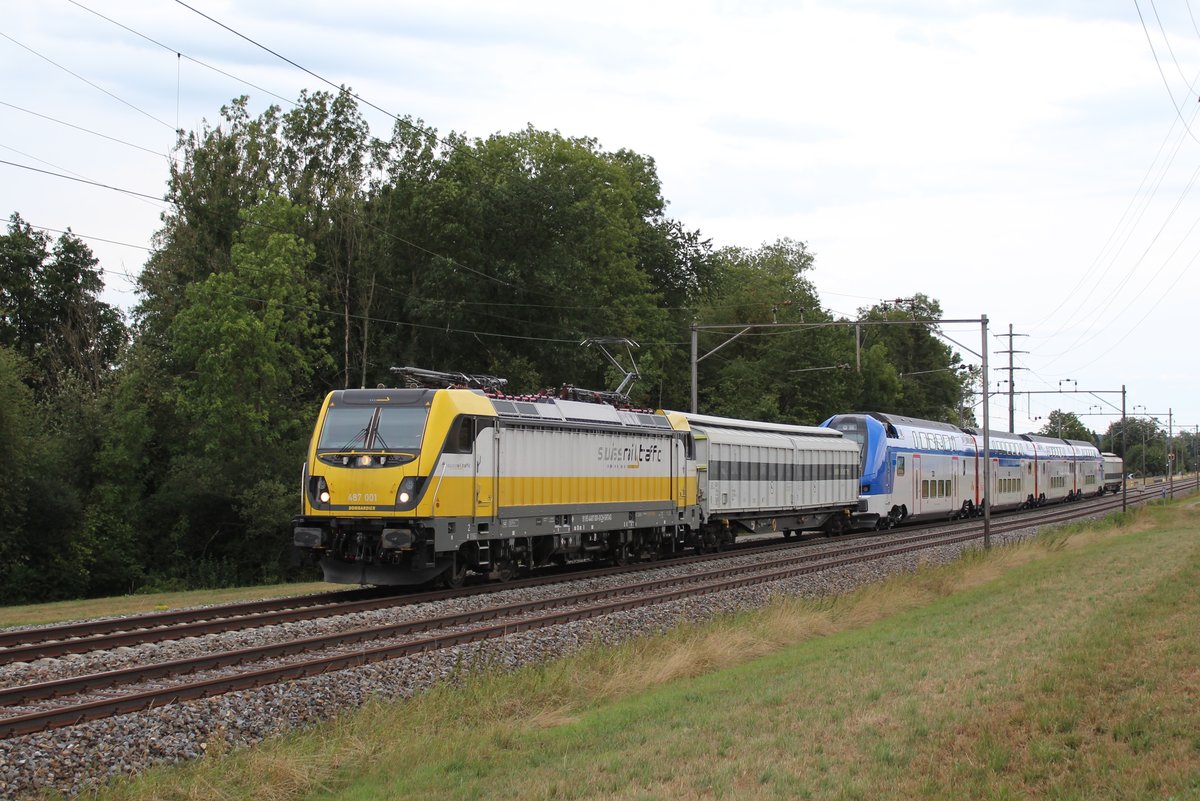 Die Swiss Rail Traffic Rem 487 001  Biene Maya  überführt ein  Schweden-KISS  oder auch  Mälartåg  für die Schwedische Bahngesellschaft Mälab, von Erlen in Richtung Basel, am 13. August 2018 zwischen Erlen und Sulgen.
