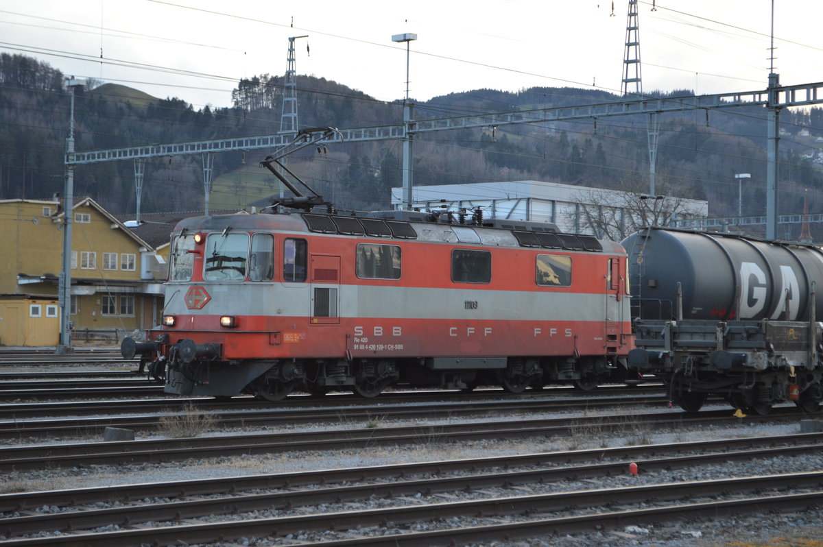 Die Swissexpress Re 420 109 steht mit ihrem Kesselzug im Bahnhof St.Margrethen. Die Lok gehört eigentlich der SBB Divison Personenverkehr wir aber zurzeit vermietet.