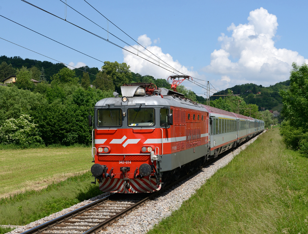 Die SZ 342 014 war am 26.05.2014 dem EC 151  Emona  (Wien-Laibach) ebendiesem Zug ab Spielfeld-Straß vorgespannt und wurde von mir bei Cirkovce fotografiert. 