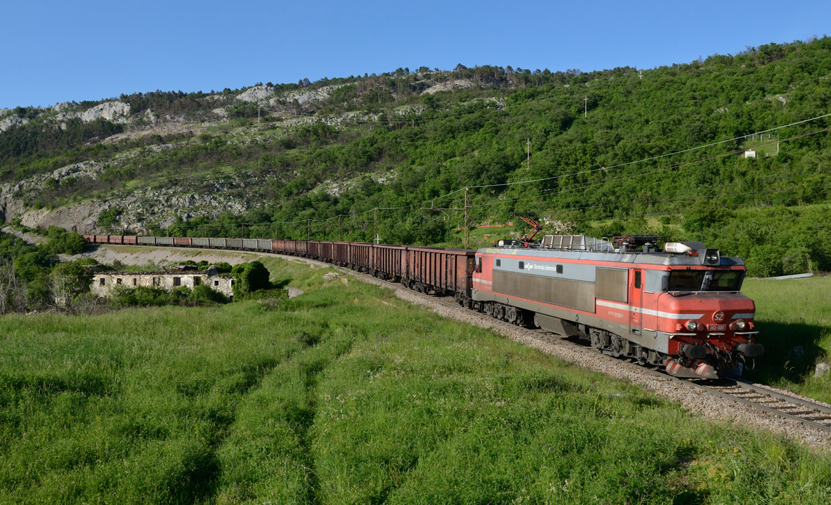 Die SZ 363 020 rollte am frühen Abend des 16. Mai 2017 mit einem leeren Kohlezug nach Koper hinunter und wurde von mir bei Zanigrad fotografiert.