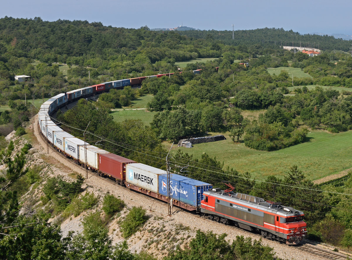 Die SZ 363 032 beförderte gemeinsam mit Nachschiebelok 541 002 einen voll beladenen Containerzug aus Koper zurück ins Hinterland, das Bild entstand am 11. September 2019 in Črnotiče.
