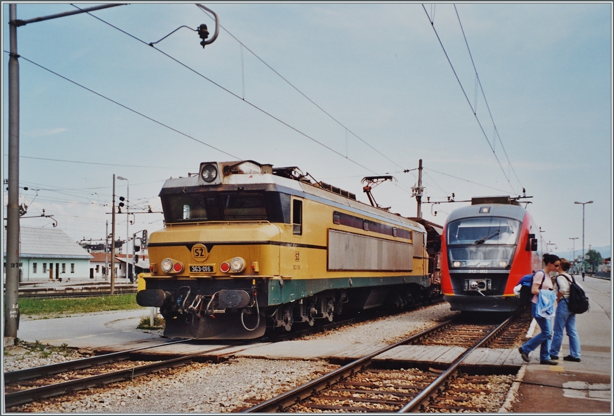 Die SZ 363 ist eng mit der SNCF CC 6500 verwandt, auch wenn die sechsachsige Lok in Slowenien aus Gründen der Topografie über eine weitaus geringer Höchstgeschwindigkeit verfügt: 125 km/h im Schnellgang und 75 km/h im Langsamgang aber mit einer erhöhten Zugkraft.
Die 39 gebaut wurden die Baureihe 363 gleich im Anschluss an die SNCF CC 6500 von 1975 bis 1977, systembedingt bleiben die 38 SZ 363 nach der Teilung der JZ bei der SZ und sind im Gegensatz zur SNCF BB 6500 weiterhin im Einsatz.  
Aus Frankreich stammt auch der  Name  der Lok, Brizita, von der bekannten Brigitte Bardot, welche angeblich (?!) Ähnlichkeit mit der Form der Lok gehabt haben soll. 

Das Bild zeigt die SZ 363 016 mit einem Güterzug bei der Durchfahrt in Ljubljana, bemerkenswert der niveaugleiche Bahnsteigzugang, der meist der zentralen Unterführung vorgezogen wurde. 

Analogbild / 1. Mai 2001