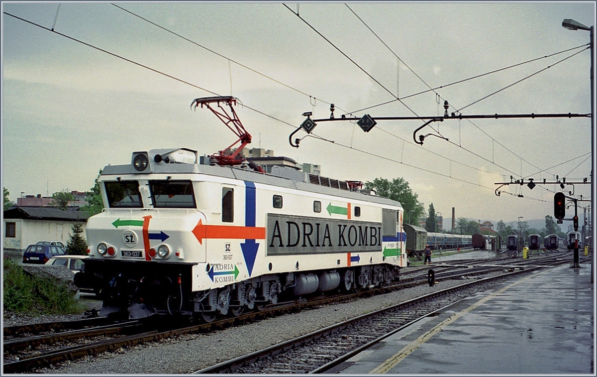 Die SZ 363.037 in der ADRIA KOMBI - Lackierung am 3. Mai 2001 in Ljubljana. 