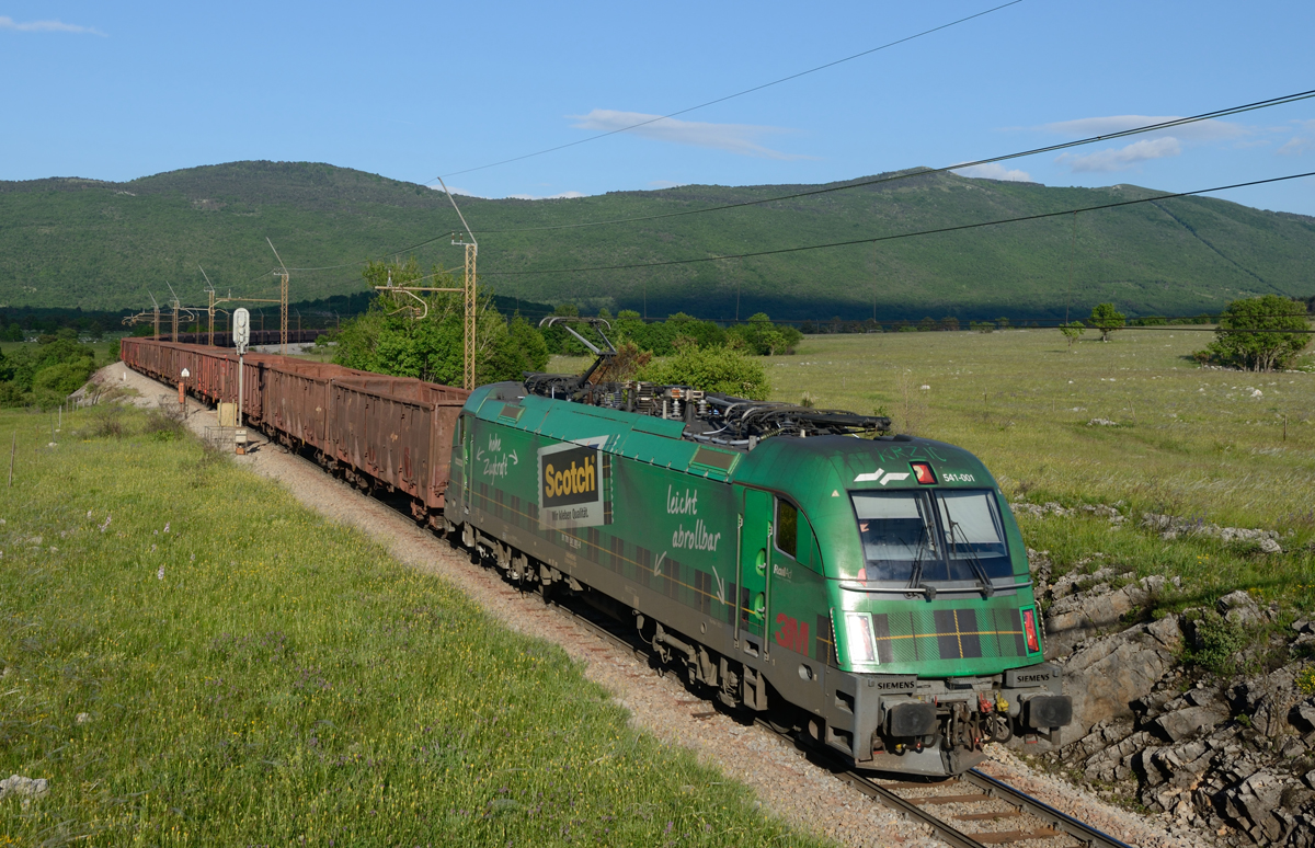 Die SZ 541 001  Scotch  rollte am Abend des 28 Mai 2017 die bis zu 25 ‰ Gefälle aufweisende Koper-Rampe hinunter, fotografiert bei Crnotice.