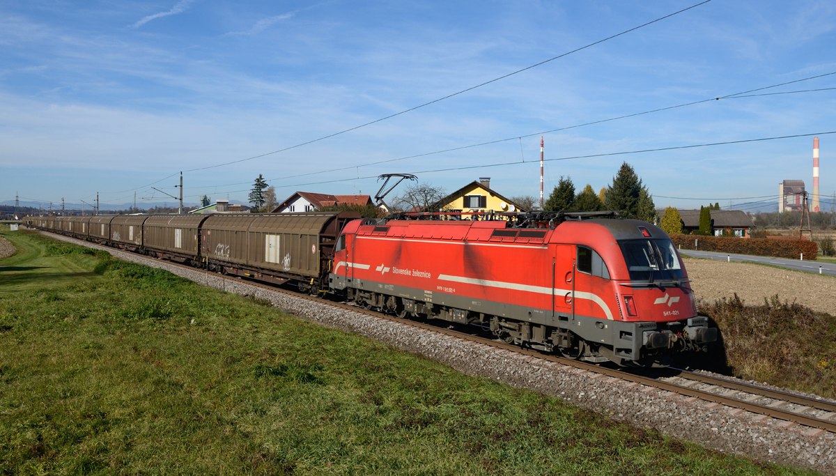 Die SZ 541 021 war am 06. November 2015 mit dem Zug 49431 von Breclav nach Spielfeld-Straß unterwegs, und wurde von mir in Neudorf bei Wildon fotografiert.