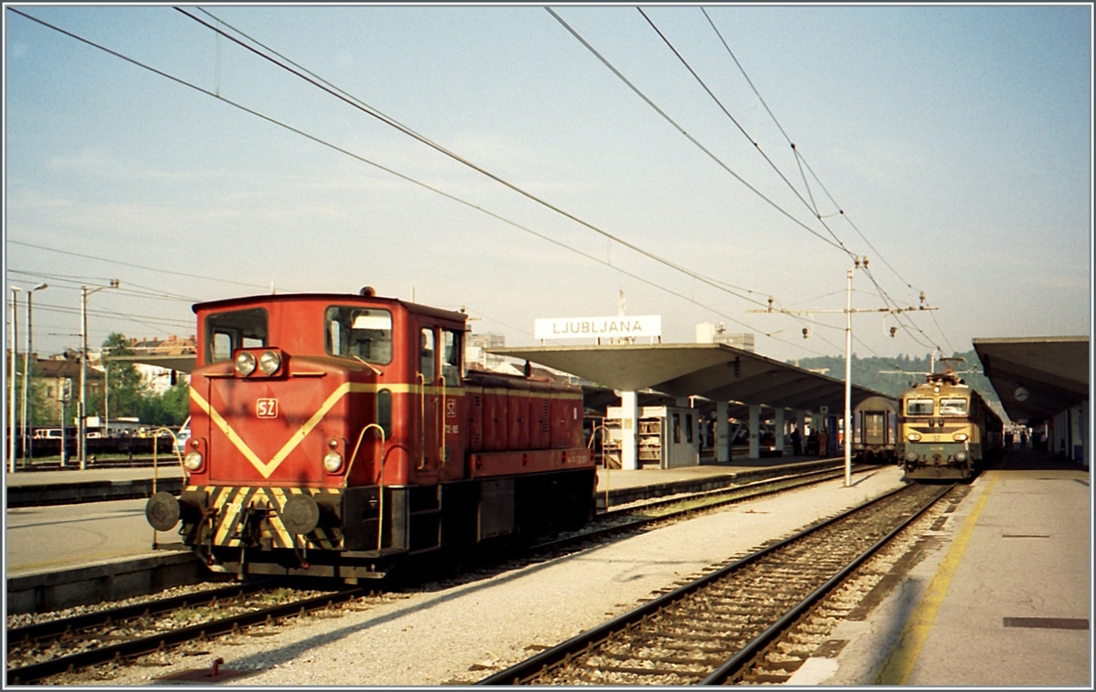 Die SZ 732 ist in Ljubliana beim Rangieren. 

Analogbild von Anfangs Mai 2001