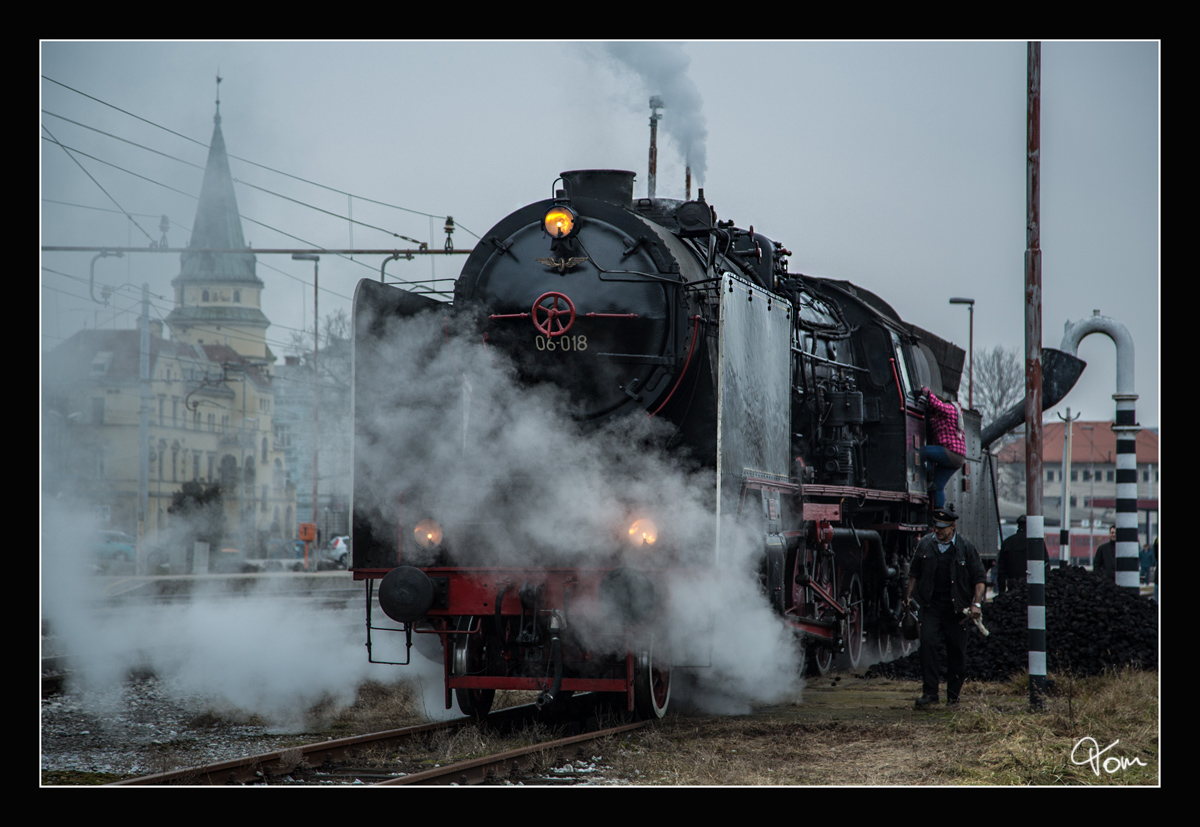 Die SZ Dampflok 06-018 gebaut 1930 von Borsig in Berlin, steht zum Wassernehmen im Bahnhof Celje. 
22.12.2012