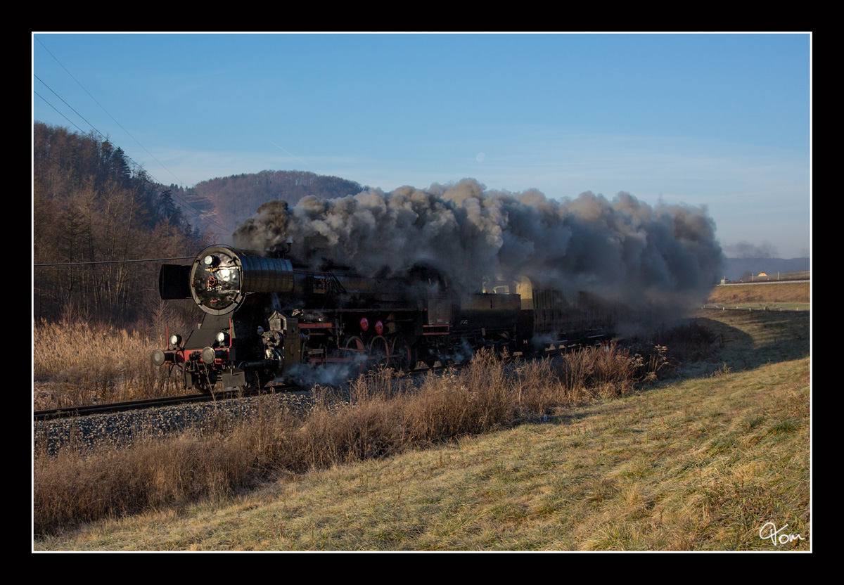 Die SZ Dampflok 33-037 fährt mit dem Weihnachtszug 15021 von Ljubljana nach Novo Mesto. Ivančna Gorica 17.12.2016