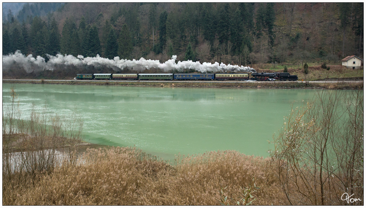 Die SZ Dampflok 33-037 fährt mit dem Weihnachtszug 16134 von Maribor nach Dravograd.  
Ozbalt 06.12.2018
