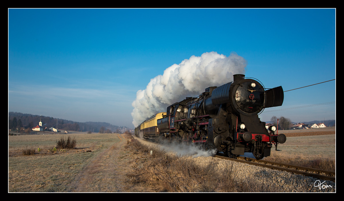 Die SZ Dampflok 33-037 fährt mit dem Weihnachtszug 15021 von Ljubljana nach Novo Mesto. 
Grosuplje 17.12.2016