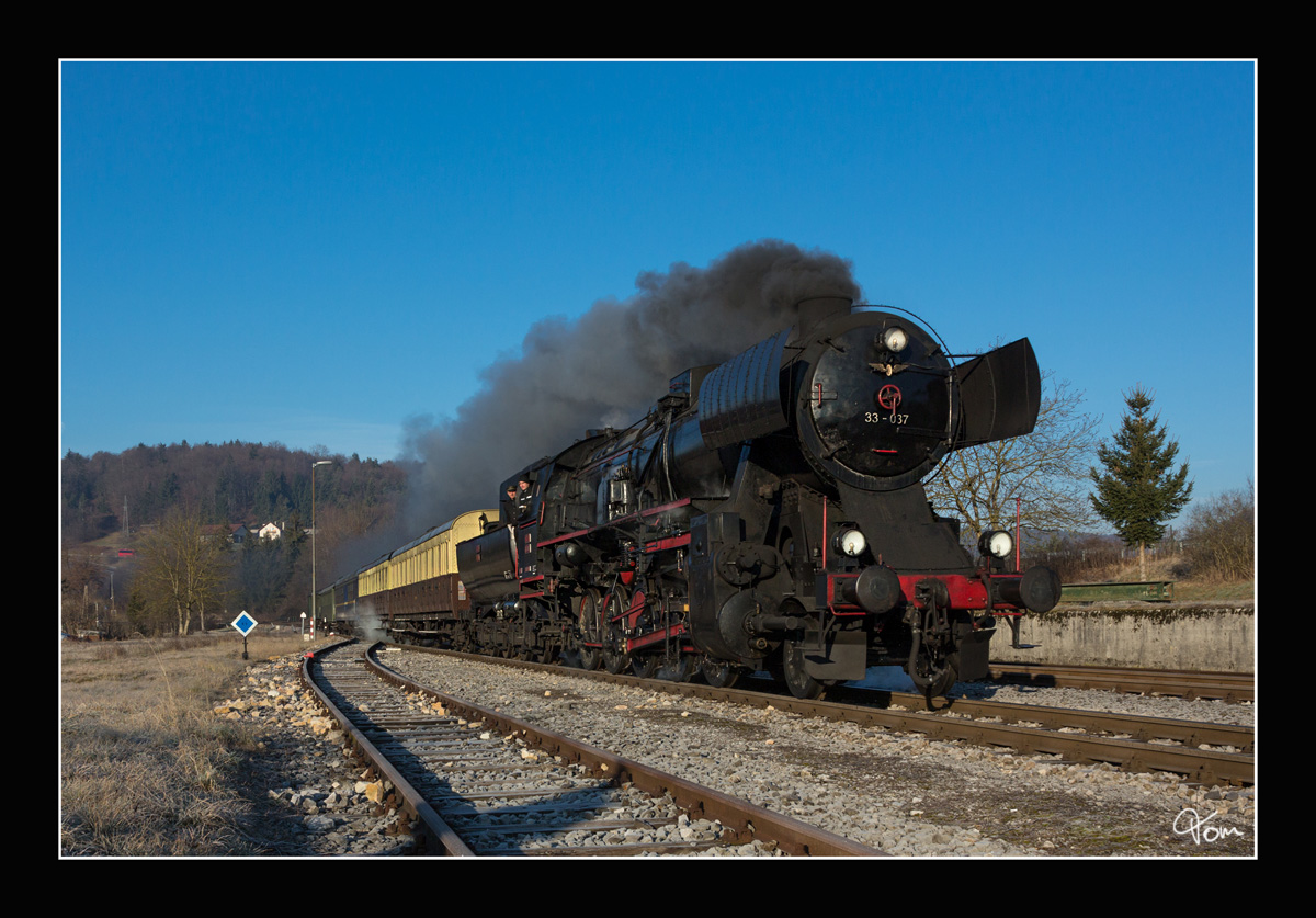 Die SZ Dampflok 33-037 fährt mit dem Weihnachtszug 15021 von Ljubljana nach Novo Mesto. Višnja Gora 17.12.2016