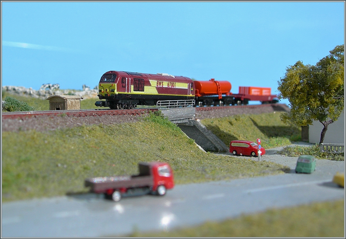 Die T Gauge EWS 67001 mit einem der eher selten Güterzüge auf meinem T-Gauge Diorama. Das eigentliche Motiv ist jedoch das neue Brückengeländer bei der kleinen Brücke über die Strasse.  

15. Februar 2021