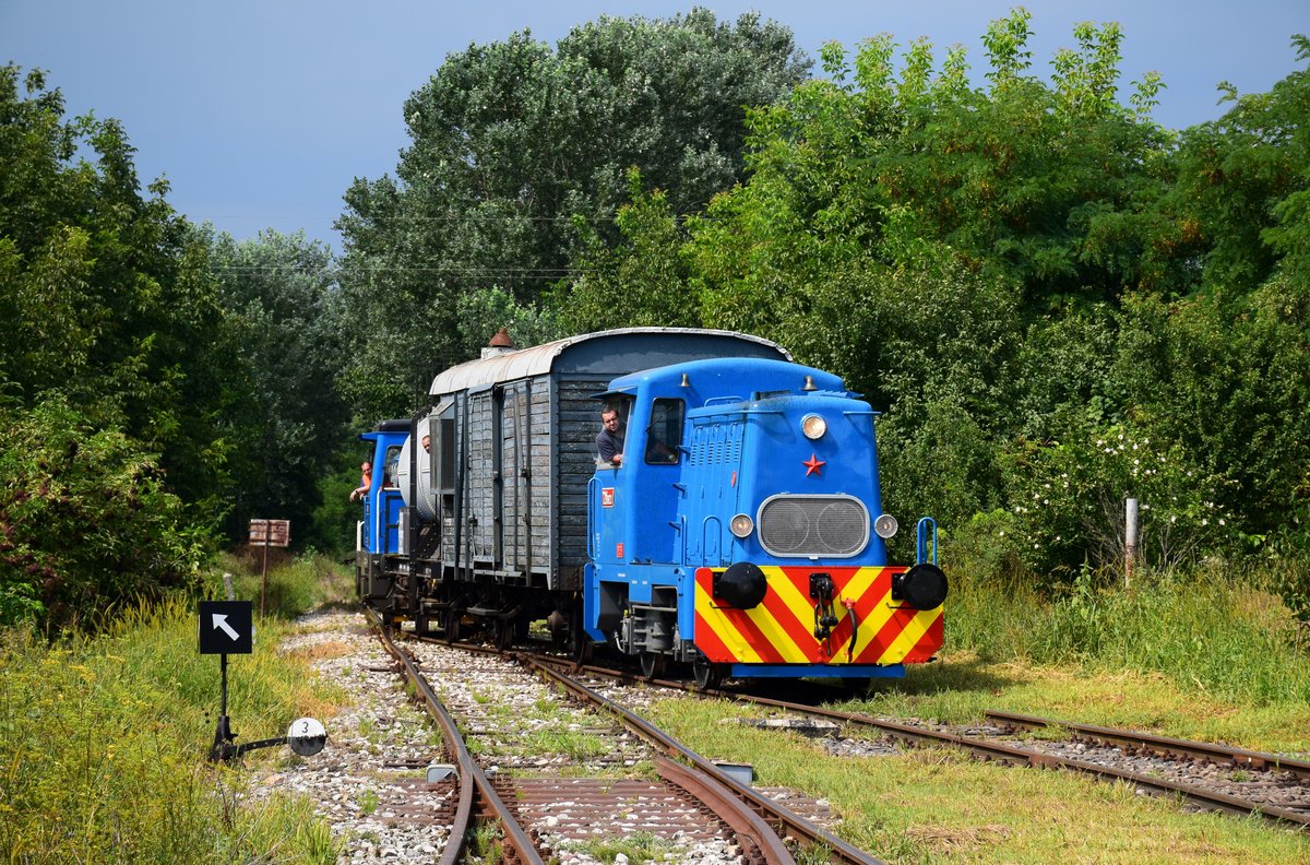 Die T211.0823 mit dem Löschzug bei der Einfahrt in Bahnhof Vlčany (Vágfarkasd).
15.08.2020.