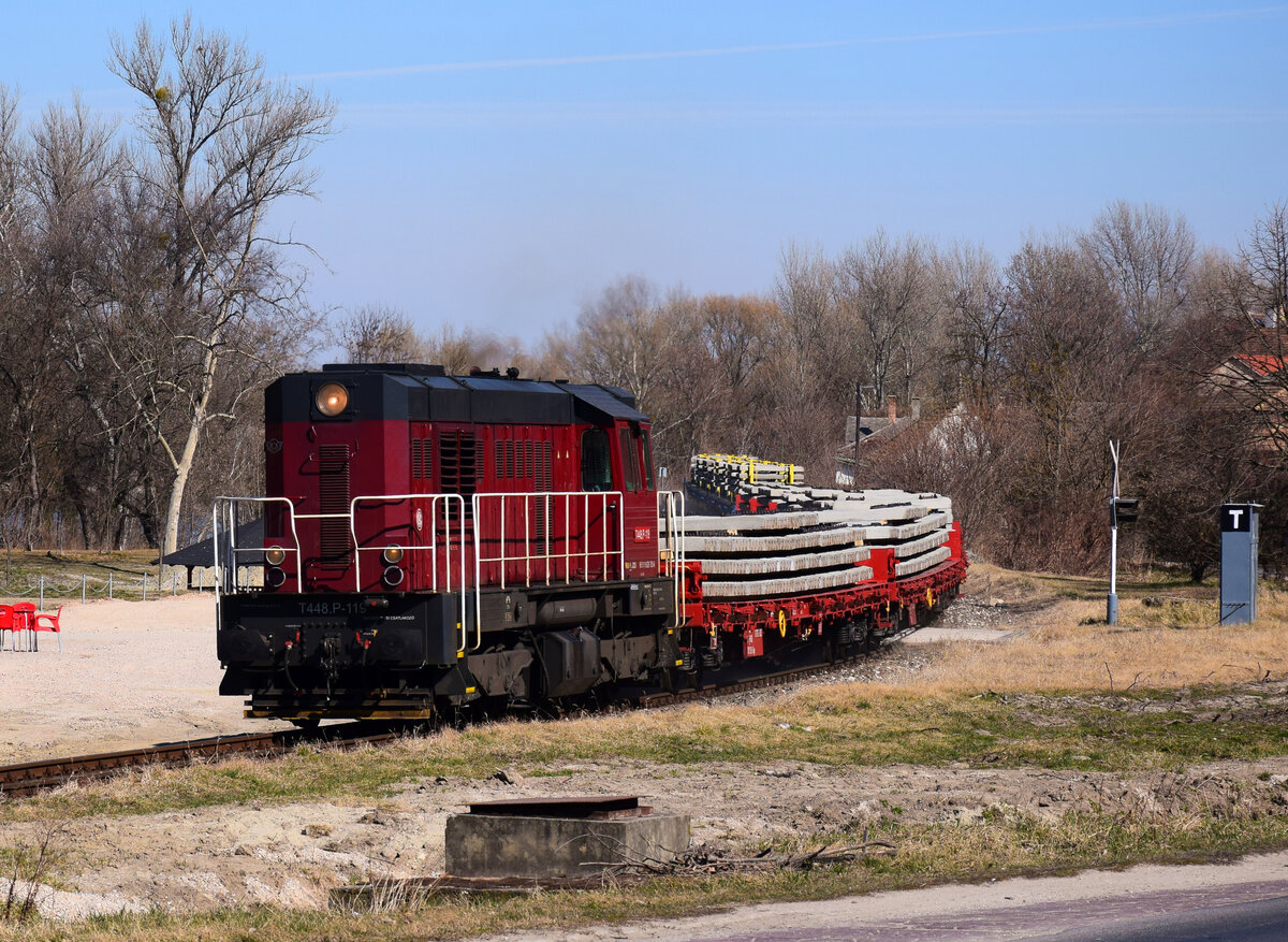 Die T448 P119 (ist ein Mietlok von Continental Railway Solution) mit einem V-HÍD Betonbodenzug aus Lábatlan in Richtung Almásfüzítő bei Dunaalmás.
12.03.2022.
