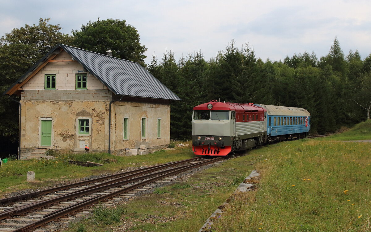 Die T478 2006 (751 236) mit einem Schlafwagen auf dem Weg von Benesov nach Chemnitz Hilbersdorf. Dort fand an dem Wochenende das Heizhausfest statt und die Bardotte war dort eine der Gastloks. Aufgenommen am Bahnhof Kovarska mit Ex-Bahnwärterhäuschen auf der Strecke zwischen Chomutov und Vejpert am 21.08.2025