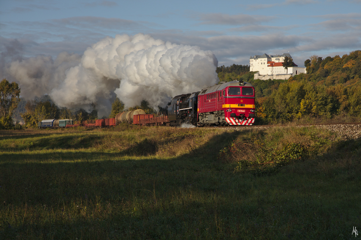 Die T679 1168 gibt der 556 036 dem Güterzug Vorspann, als dieser unterhalb der Burg Liptsch ( Ľupčiansky hrad) vorbeifährt. (04.10.2019)