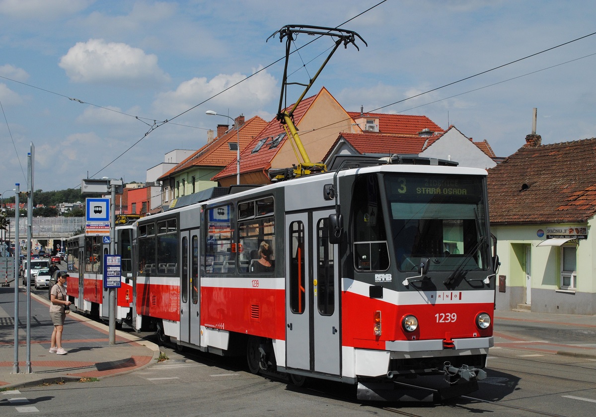 Die T6A5 1239 +1240 wurden hingegen im Jahr 2020 gebraucht von den Prager Verkehrsbetrieben übernommen, wo sie mit den Nummern 8713 + 8699 in Verwendung standen. Diese Wagen unterscheiden sich äußerlich von von den Brünner T6A5 durch Änderungen im Bereich der Türblätter und der Dachausrüstung. (Burianovo nam., 15.08.2022)
