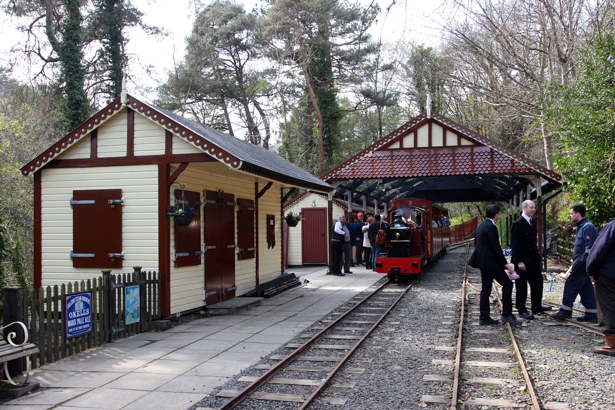 Die tadellos gepflegte Station Lhen Coan, mit der MALTBY und ihrem Zug, am 28.04.2018, 
