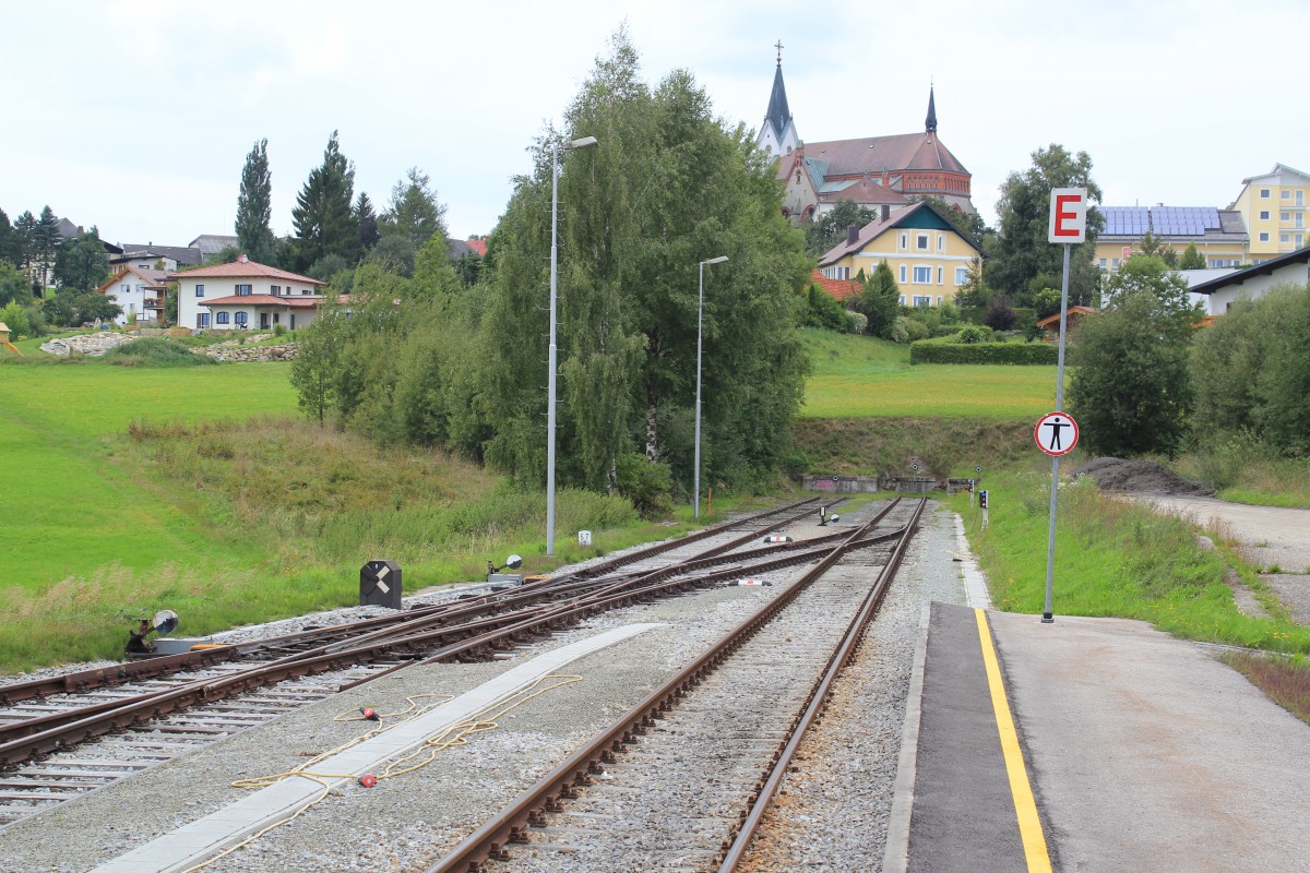 Die Tafel  E  wie Ende zeigt die letzten Meter der Mhlkreisbahn in Aigen im Mhlkreis an, bei Km 57,6 der Mhlkreisbahn, September 2013 